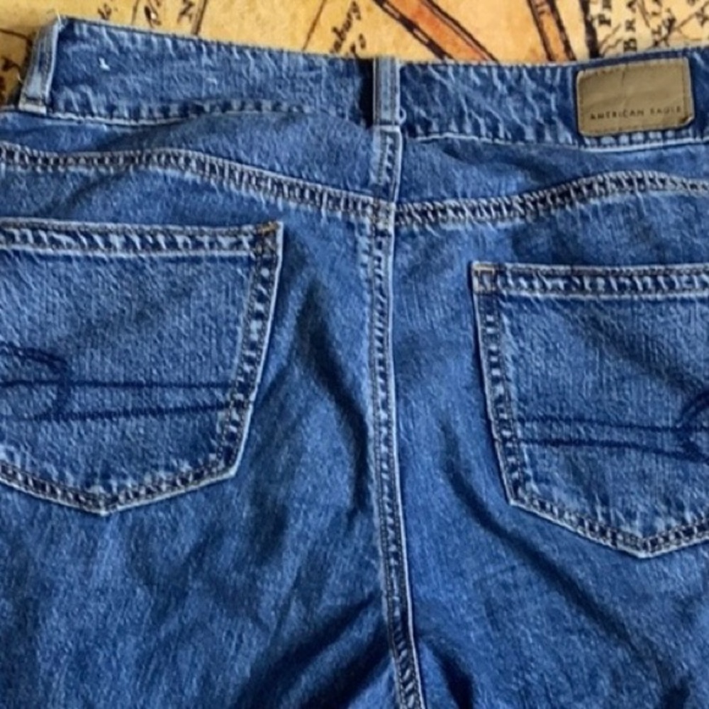 American Eagle Outfitters Retro High Rise Medium Washed Relaxed Mom Jeans - Picture 5 of 8